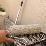 Rouleau pour facade 18 mm à fibres longues sur mur crépi