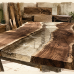 Table en resine époxy et bois massif live edge, rivière transparente