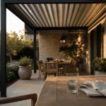 Terrasse couverte maison avec pergola aluminium et jardin