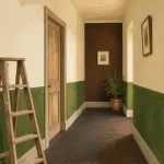 Couleur peinture pour couloir : blanc cassé qui éclaire un couloir étroit