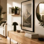 Décorer mur blanc : console bois clair, cadre noir mat et miroir rond lumineux