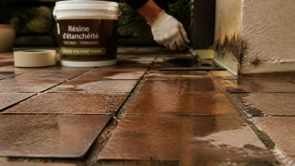Pourquoi une terrasse carrelée fuit-elle ? Joints, pente, support, les solutions qui tiennent